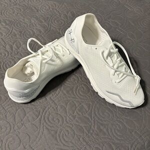 *Never worn!!* Under Armour Women’s HOVR Sonic 6 Running Shoes